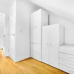 Spacious, Chic Townhouse With Parking & Garden