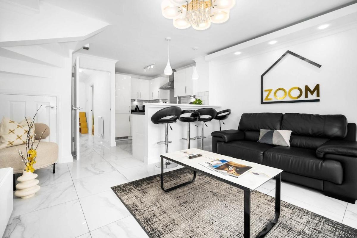 Spacious, Chic Townhouse With Parking & Garden * Birmingham