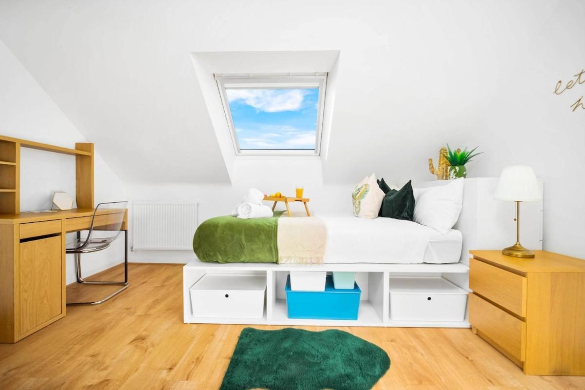 Holiday home Spacious, Chic Townhouse With Parking & Garden Birmingham