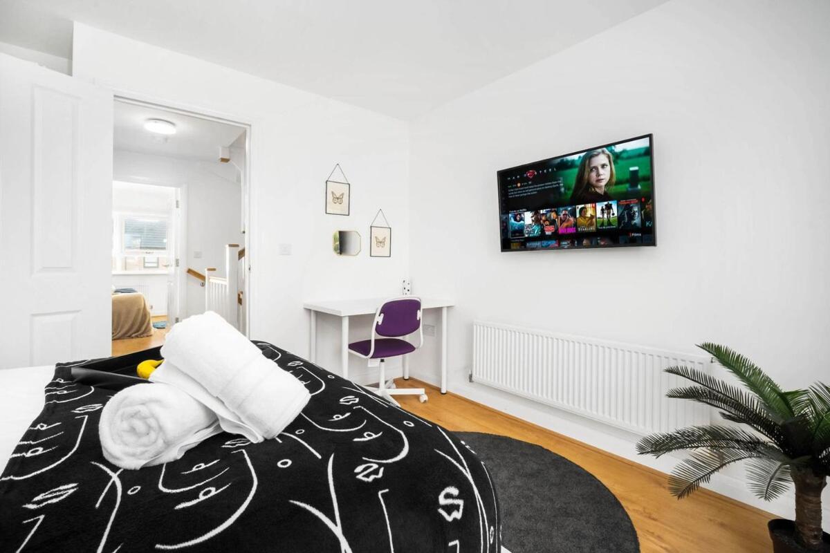 Spacious, Chic Townhouse With Parking & Garden