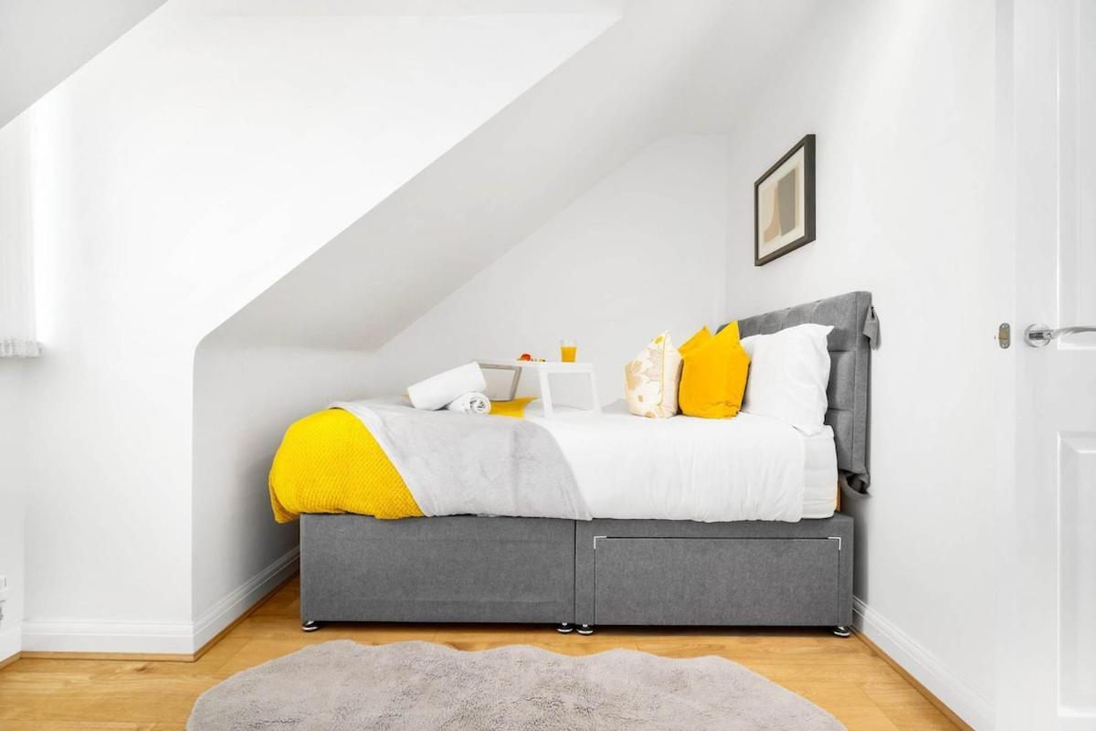 Spacious, Chic Townhouse With Parking & Garden *