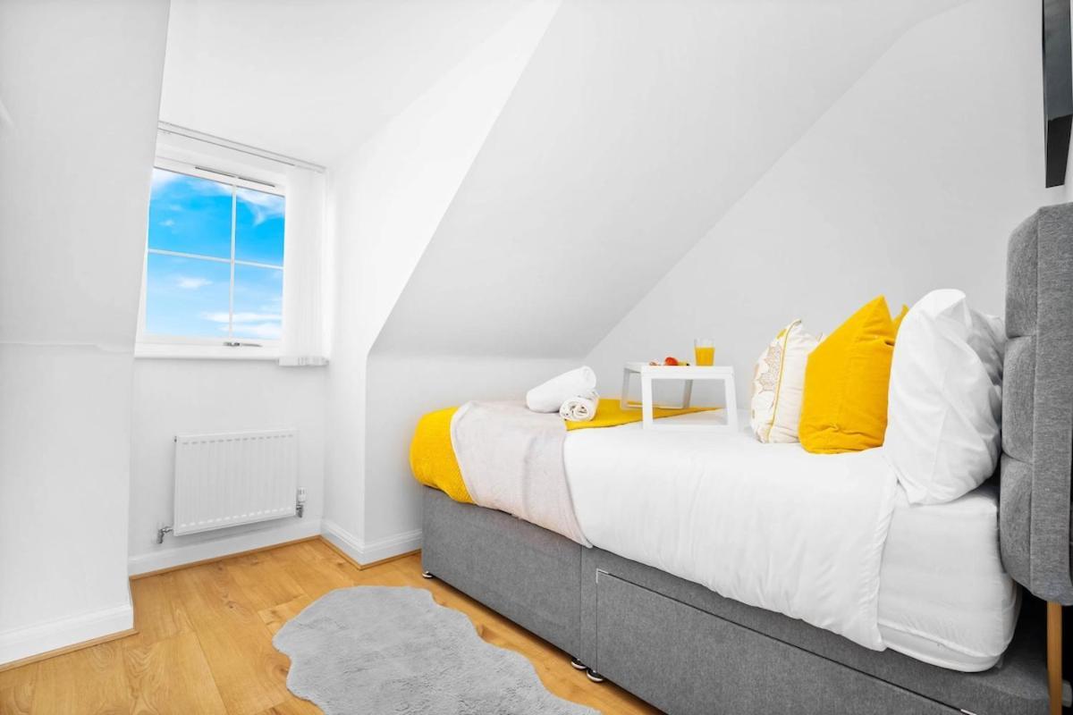 Spacious, Chic Townhouse With Parking & Garden Holiday home